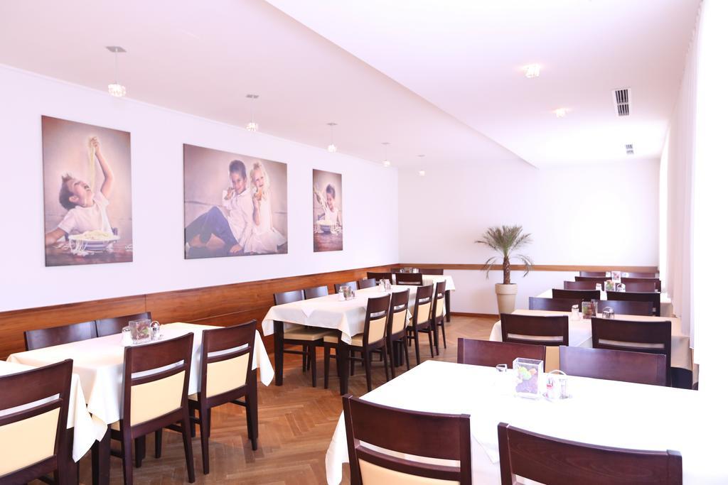 Hotel & Konditorei May Neufeld an der Leitha Екстериор снимка