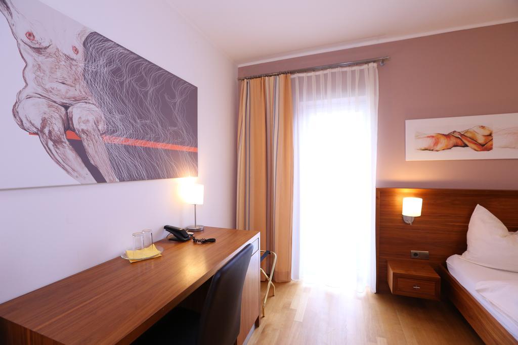 Hotel & Konditorei May Neufeld an der Leitha Стая снимка